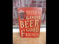 Μεταλλική πινακίδα Ωραία μπύρα με καλούς φίλους σε ένα τραπέζι με μια πίντα