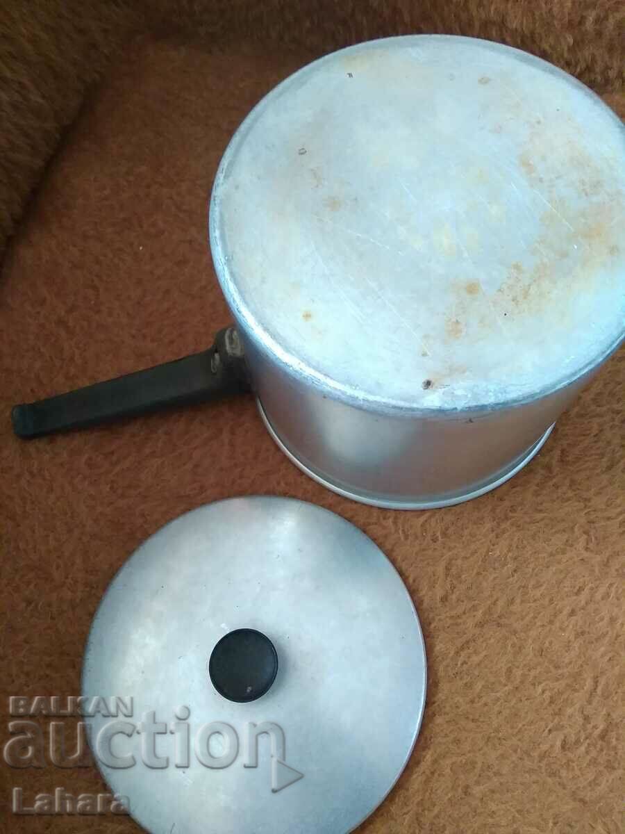 Livrarea Un vas, o oală pentru fierberea laptelui