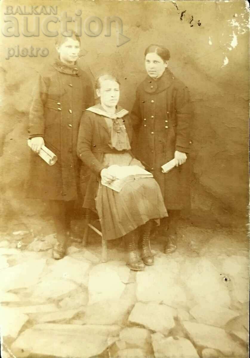 Царство България Стара снимка фотография на три млади мом...