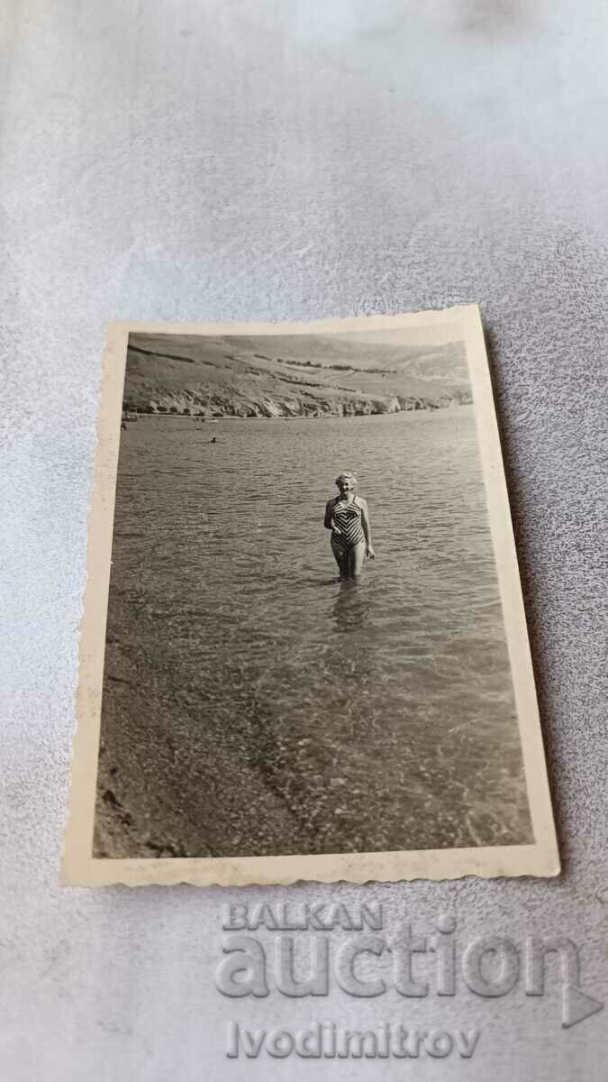 Снимка Жена на брега на Охридското езеро