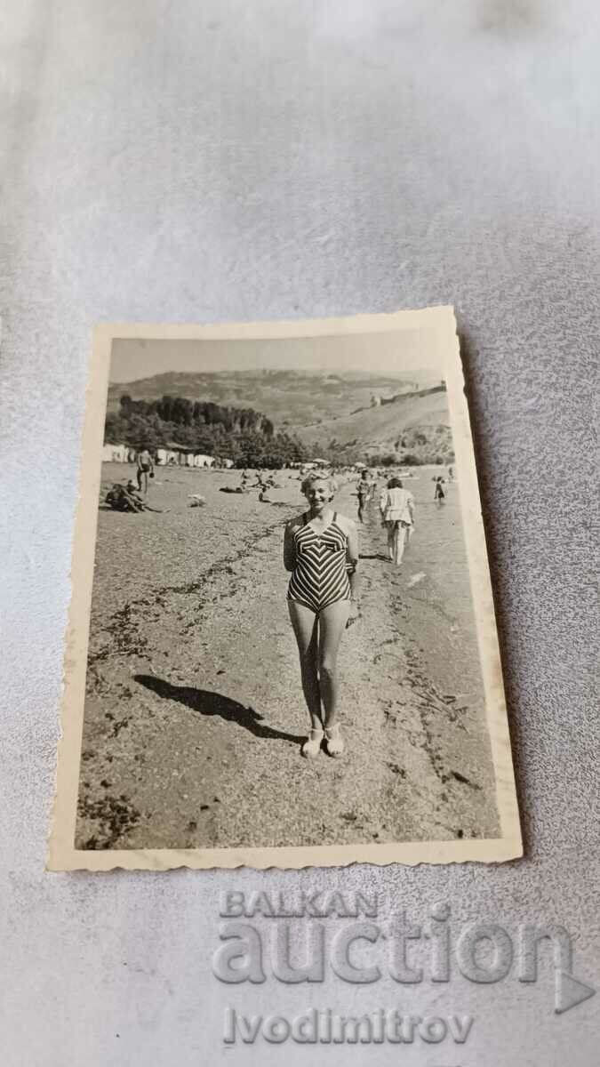 Снимка Жена на брега на Охридското езеро