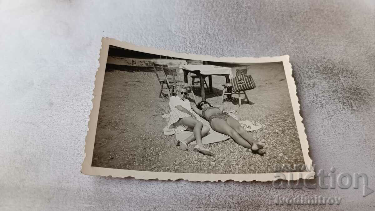Снимка Две жени на плажа