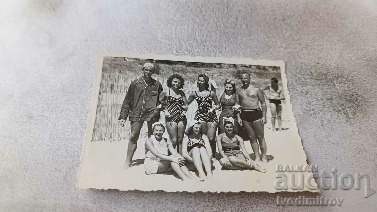 Foto St. Constantin Bărbați femei pe plajă 1940