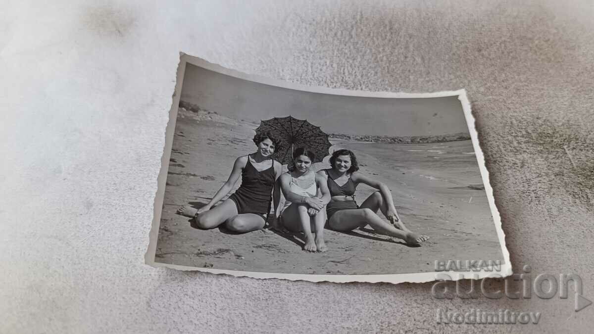 Снимка Поморие Три млади момичета на плажа 1956