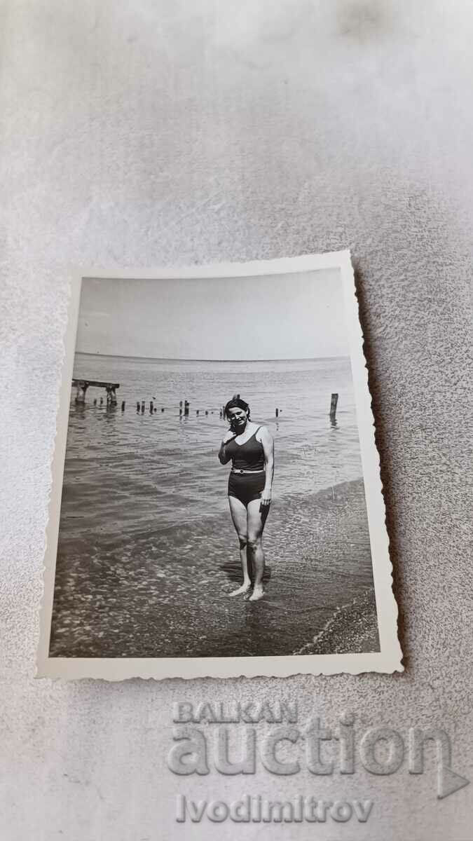 Снимка Охридъ Младо момиче на брега на Охридското езеро 1943