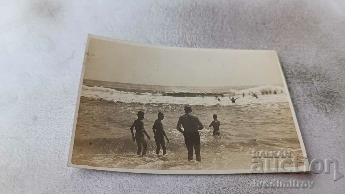 Photo Varna A man and three boys on the beach