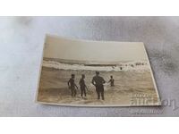 Снимка Варна Мъж и три момчета на брега на морето