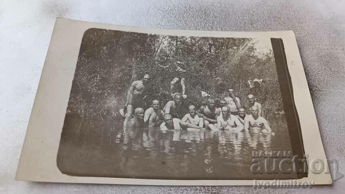 Foto Bărbați în costume de baie în râu