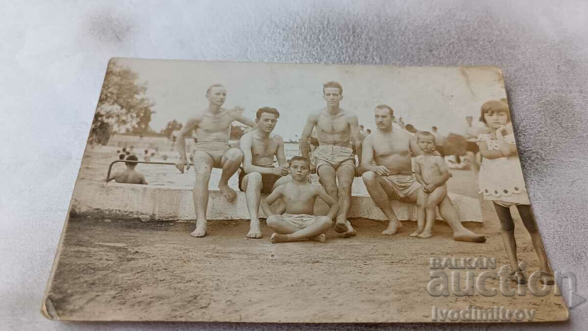 Снимка Мъже и деца на плувен басейн
