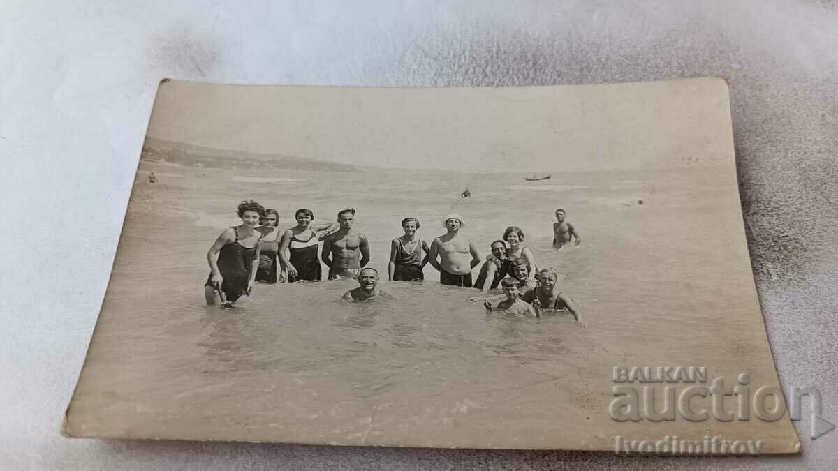 Снимка Варна Мъже жени и деца в морето 1927