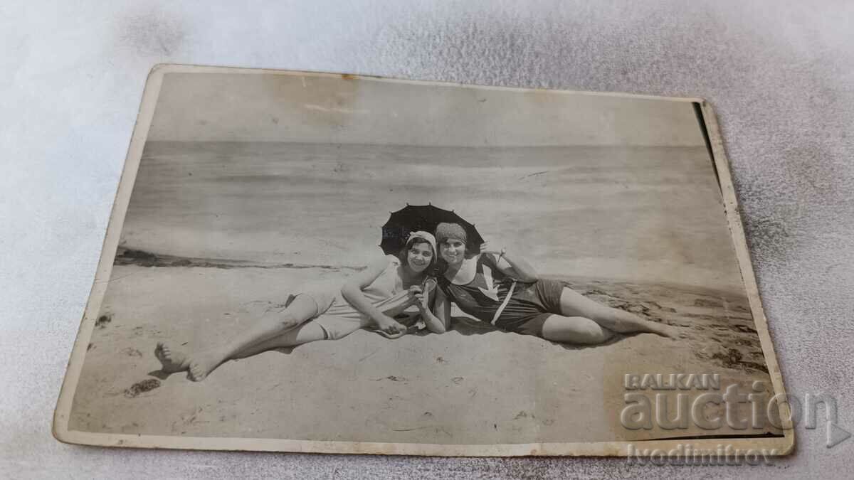 Photo Two young girls in vintage swimsuits on the beach