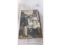 Пощенска картичка Мъж и младо момиче с букет бели рози 1933