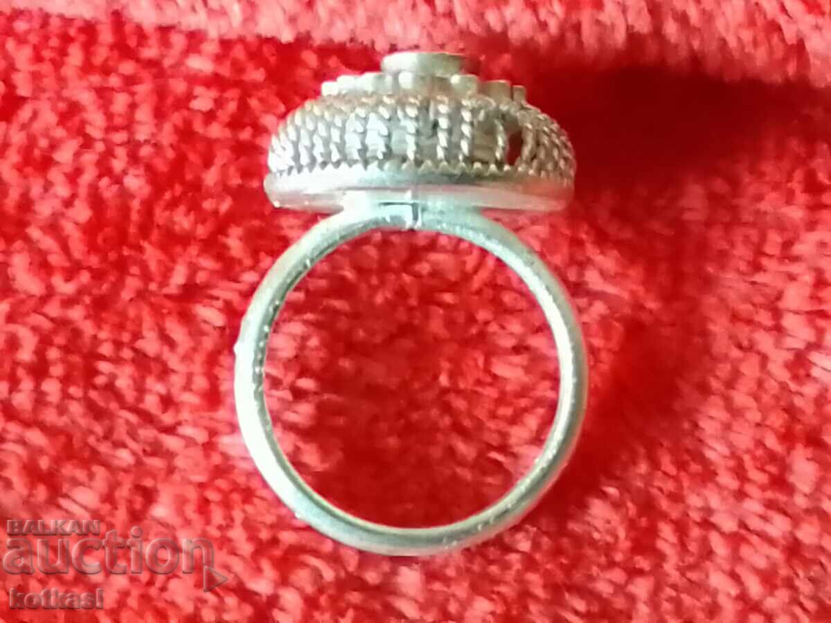 Стар сребърен пръстен полускъпоценен камък филигран с цена 185.50 лв. | € 94.84