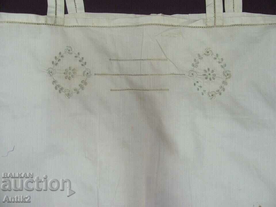 Auction 19th Century Women's Nightgown, Jumpsuit Cut Out Embroidery Auction 19th Century Women's Nightgown, Jumpsuit Cut Out Embroidery