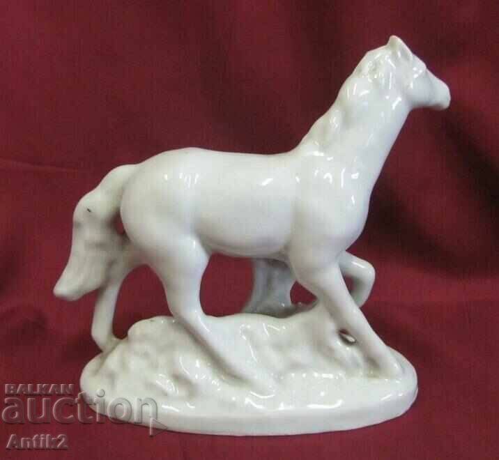 60-те Винтич Порцеланова Фигура- Кон IZIDA България с цена 90.00 лв. | € 46.02