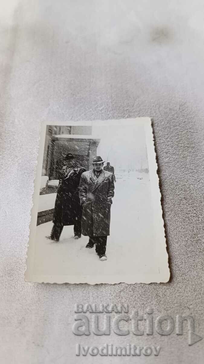 Снимка София Двама мъже на разходка през зимата