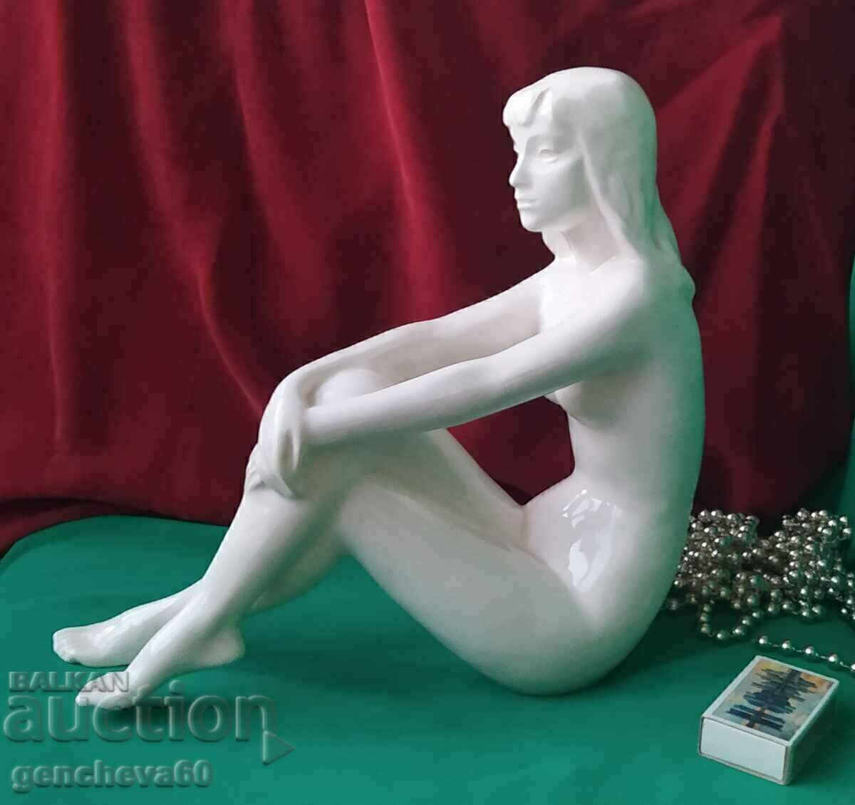 Licitație CORP FEMININ VINTAGE - Porțelan, marcaje, imprimare