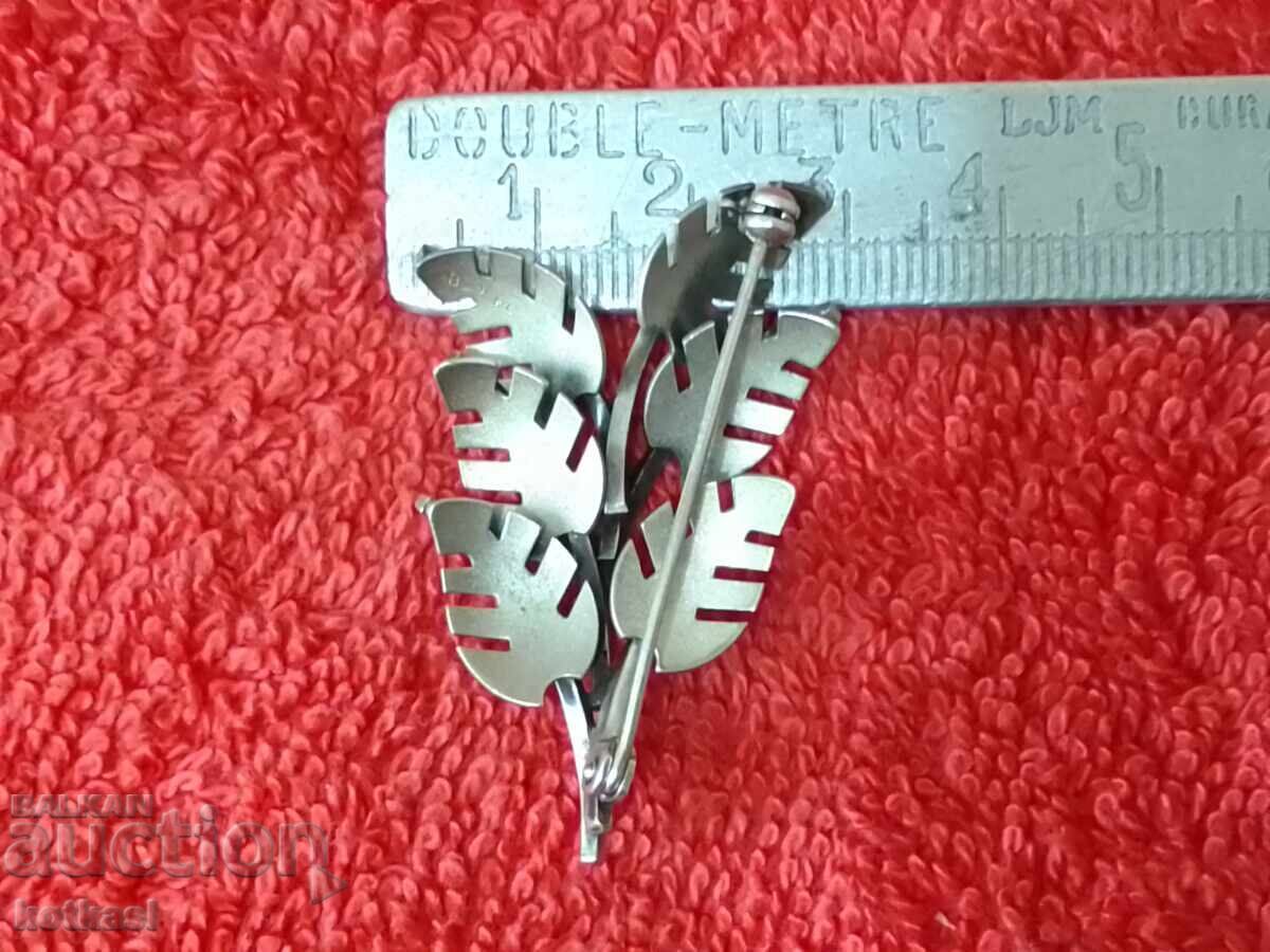 Semne de broșă din argint masiv vechi 835 cu preț € 35.00 | 68.45 BGN Semne de broșă din argint masiv vechi 835 cu preț € 35.00 | 68.45 BGN