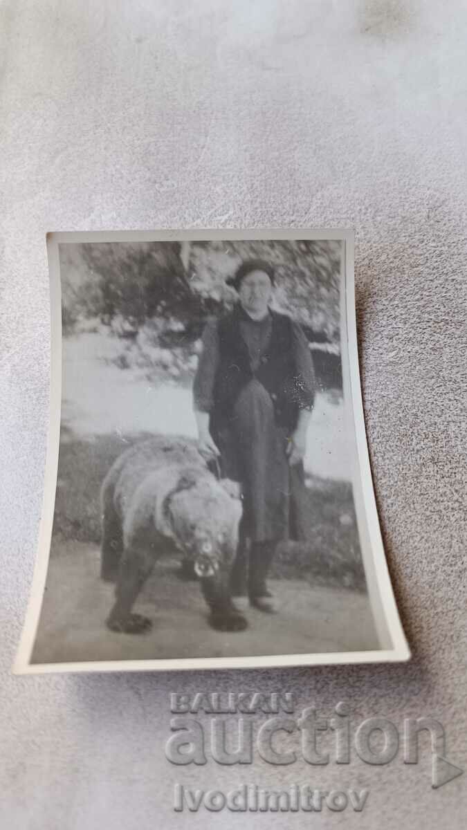 Photo Woman and bear