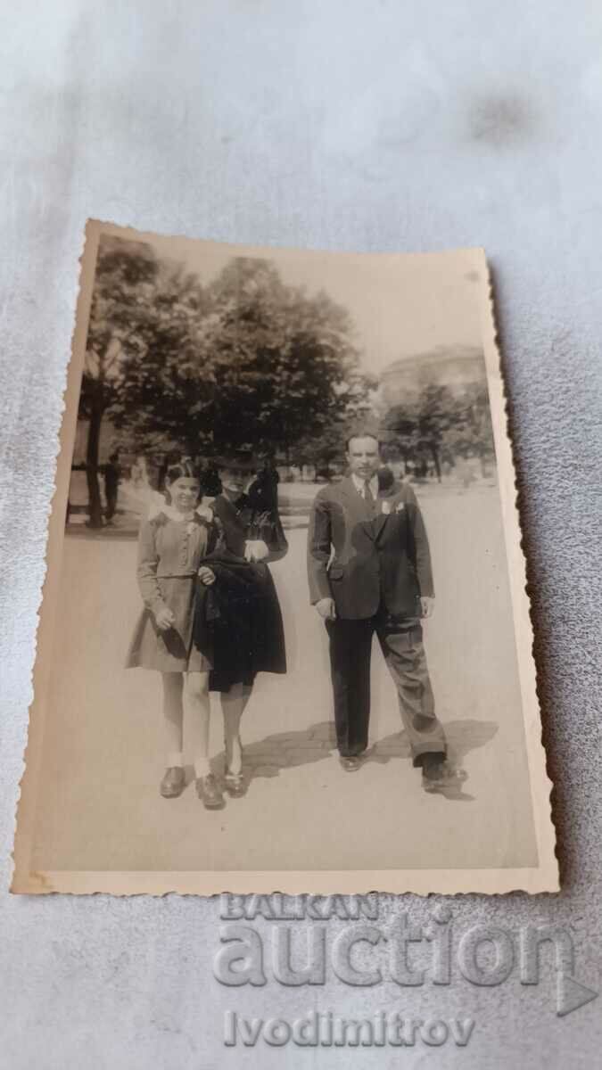 Снимка София Мъж жена и момиче на разходка 1945