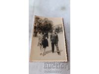Φωτογραφία Σοφία Άνδρας, γυναίκα και κορίτσι σε έναν περίπατο 1945