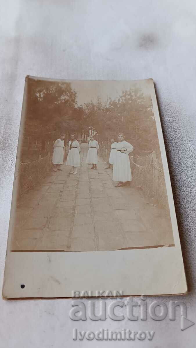 Fotografie Sofia Cinci fete tinere pe o alee din parc 1918