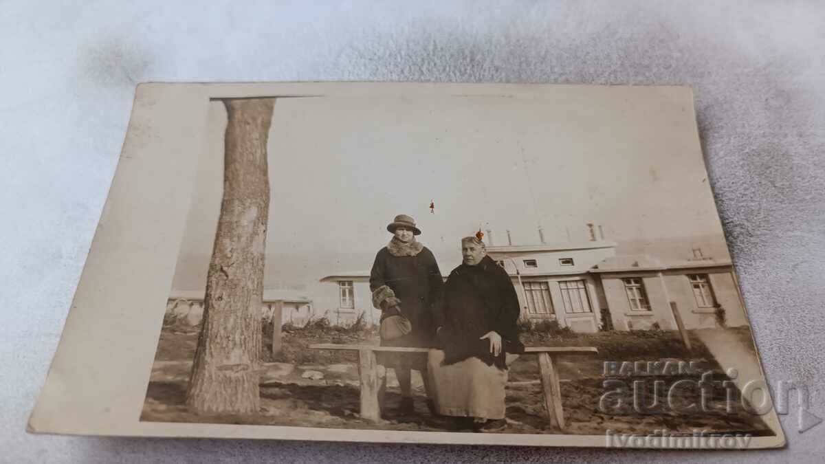 Φωτογραφία Βάρνα Δύο γυναίκες δίπλα σε ένα παγκάκι στο Sea Garden 1929