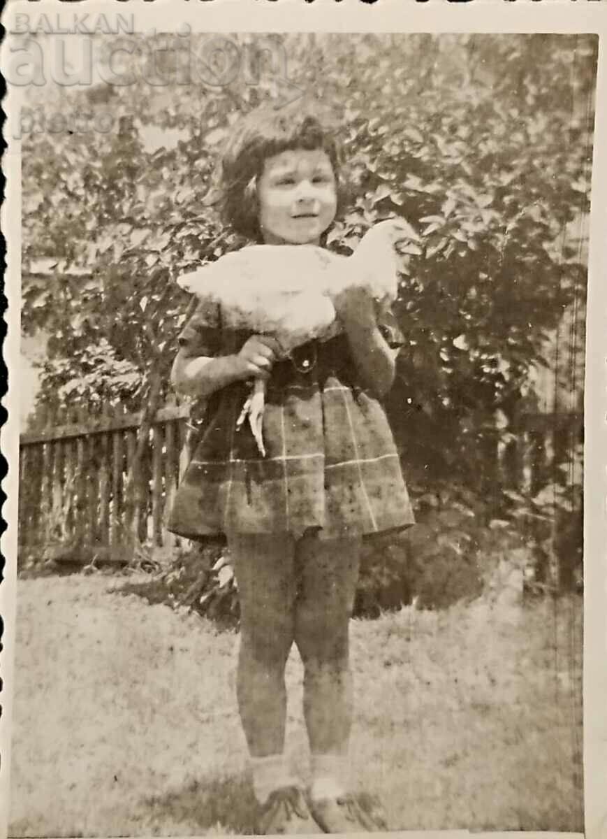България Стара снимка фотография 1967г. - малко момиченце ..