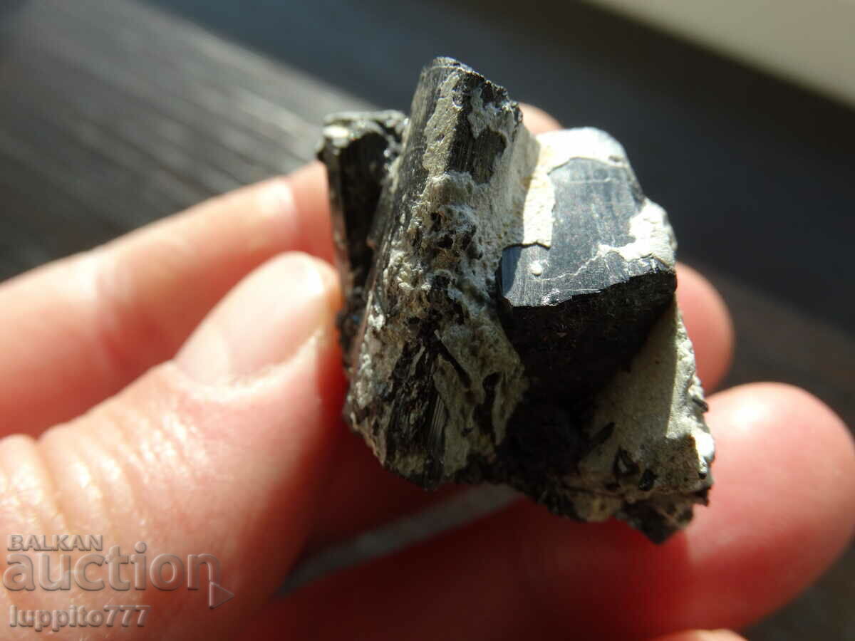 естествен черен турмалин на матрица уникат 25 грама - 5 естествен черен турмалин на матрица уникат 25 грама - 5