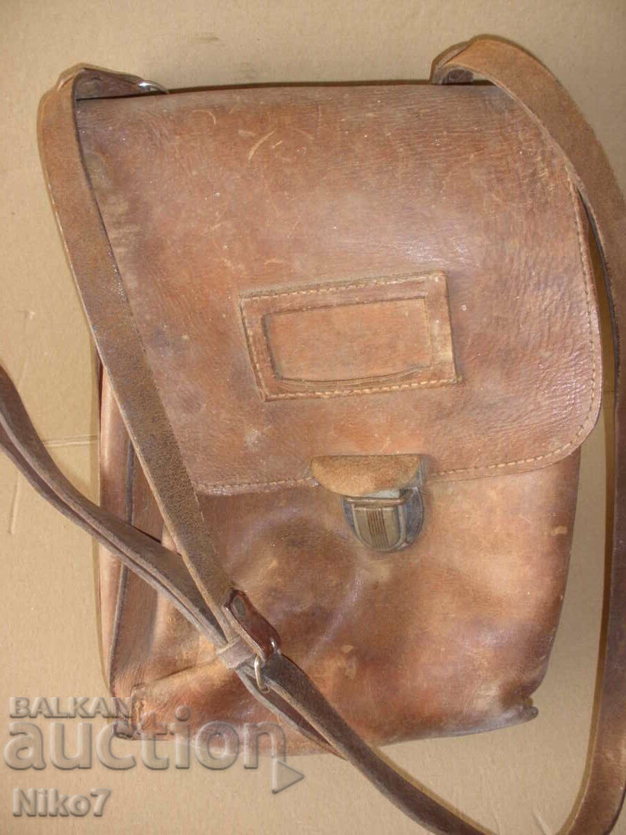Geantă veche, militară, din piele - piele naturală. cu preț 19.99 BGN | € 10.22