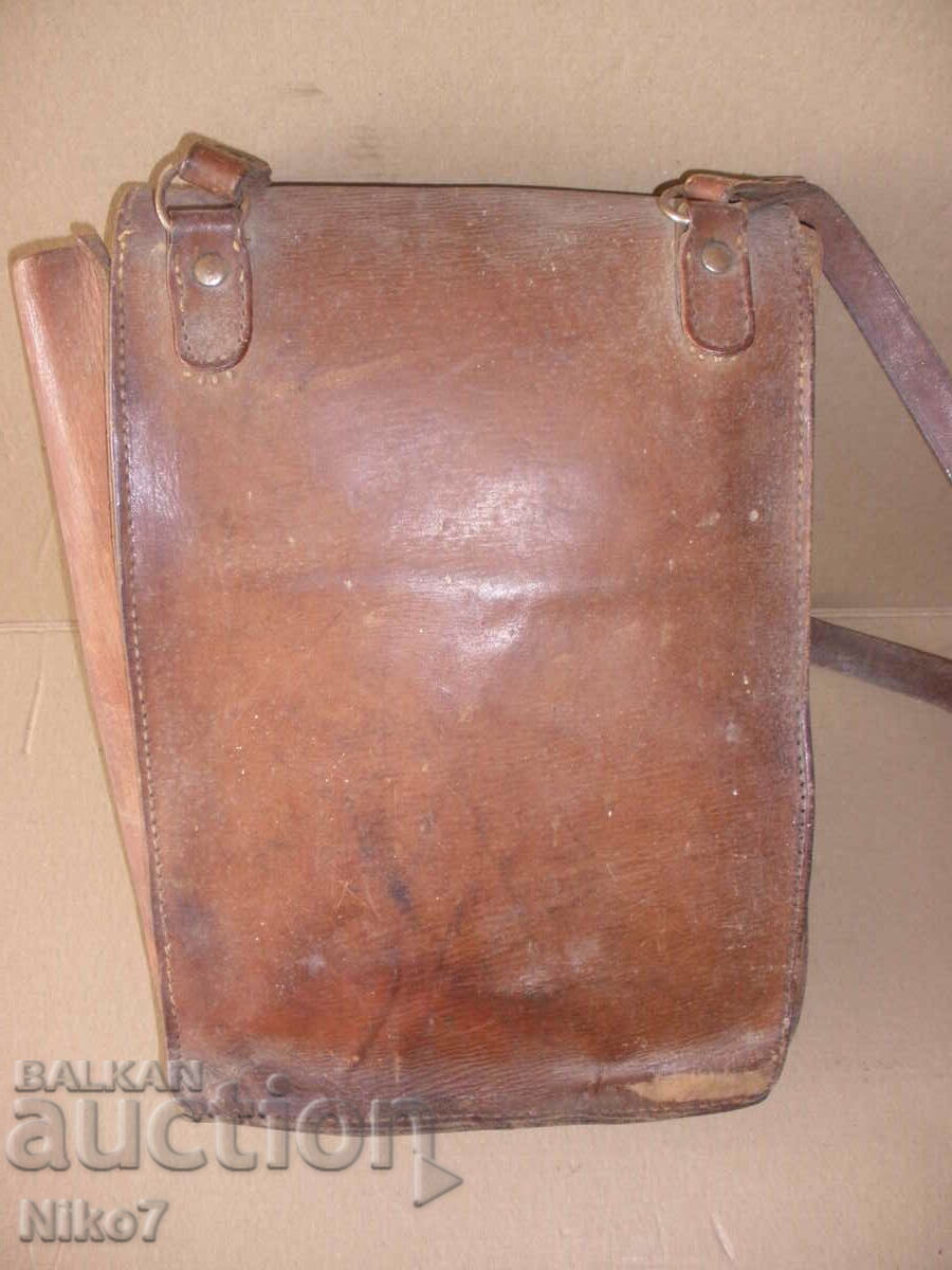 Licitație Geantă veche, militară, din piele - piele naturală.