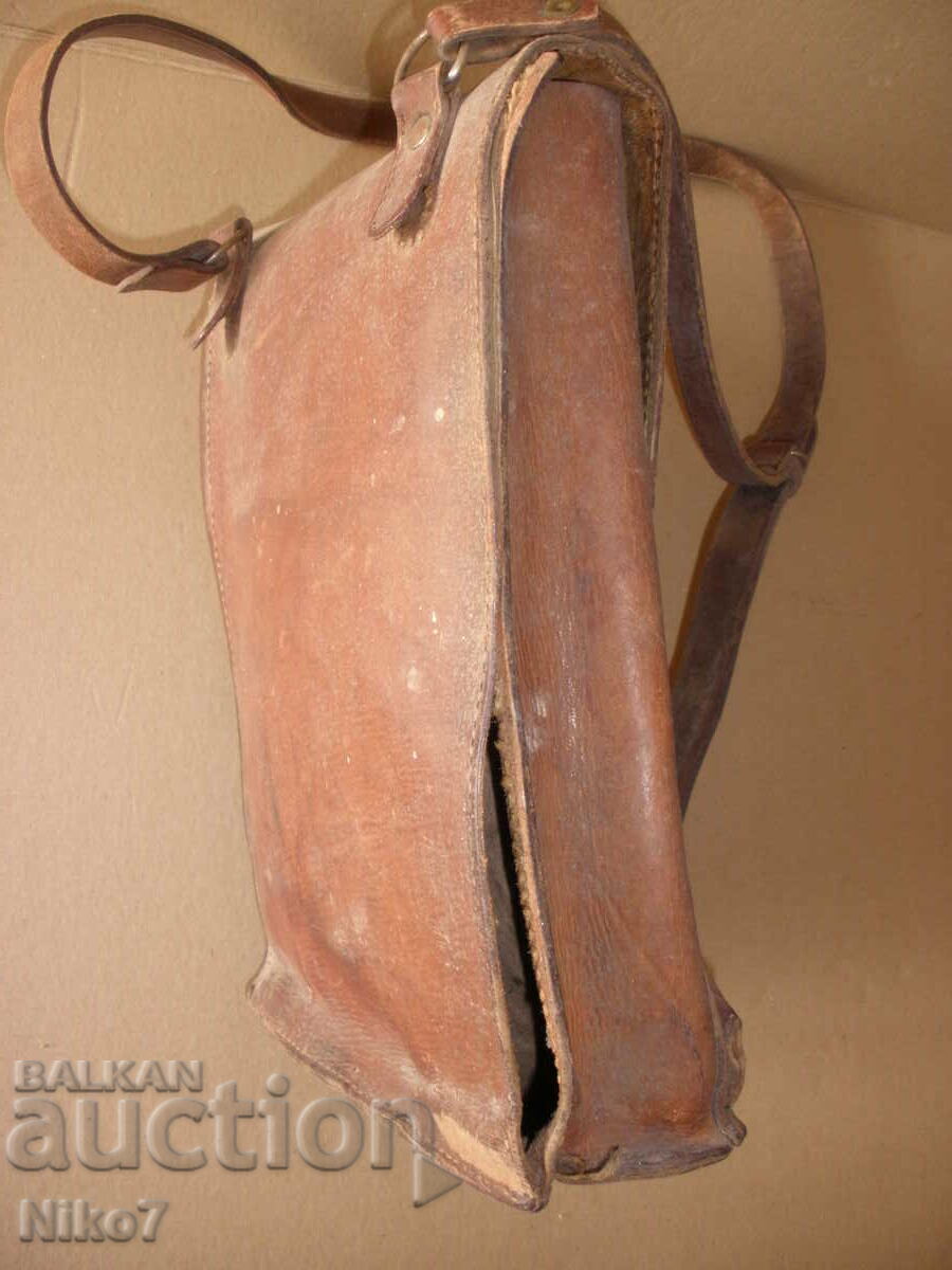 Livrarea Geantă veche, militară, din piele - piele naturală.