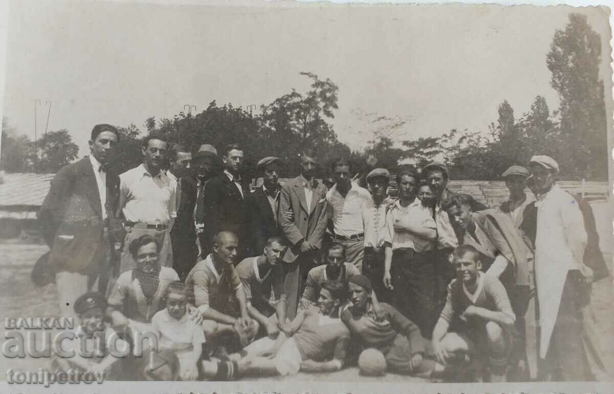 Η ποδοσφαιρική ομάδα του Botev Sofia 1932. στο γήπεδο της Λέφσκι