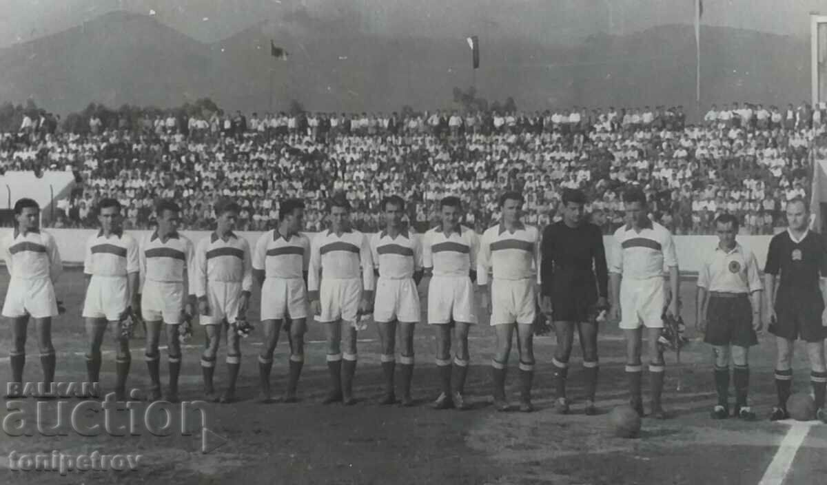 Οι ομάδες της Σπαρτάκ Σόφιας και της Ντιναμό Τιράνων 1956.