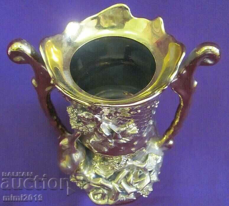 Vasă din porțelan lucrată manual Vintich cu preț 75.00 BGN | € 38.35 Vasă din porțelan lucrată manual Vintich cu preț 75.00 BGN | € 38.35