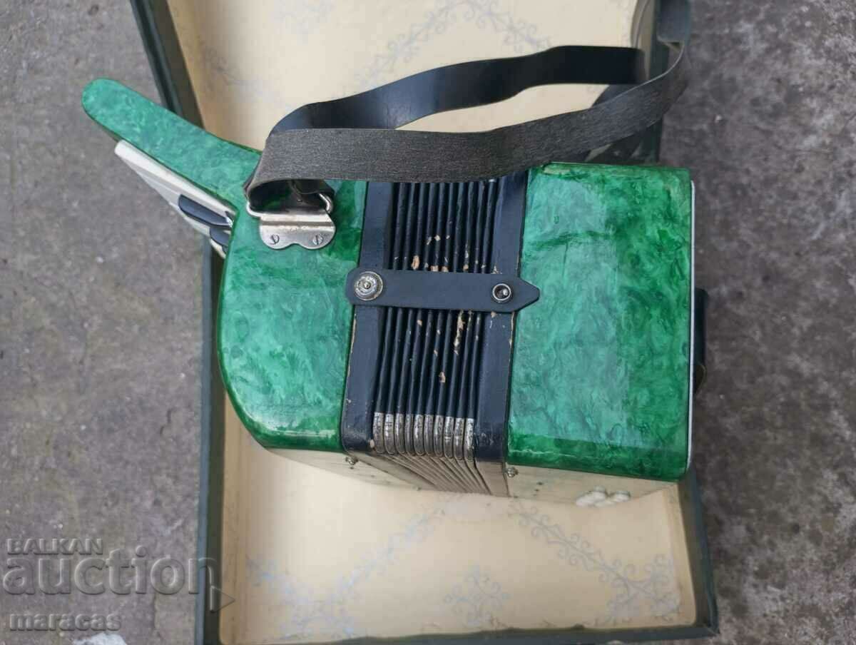 Παλιό παιδικό ακορντεόν με βαλίτσα. με τιμή € 23.01 | 45.00 BGN Παλιό παιδικό ακορντεόν με βαλίτσα. με τιμή € 23.01 | 45.00 BGN