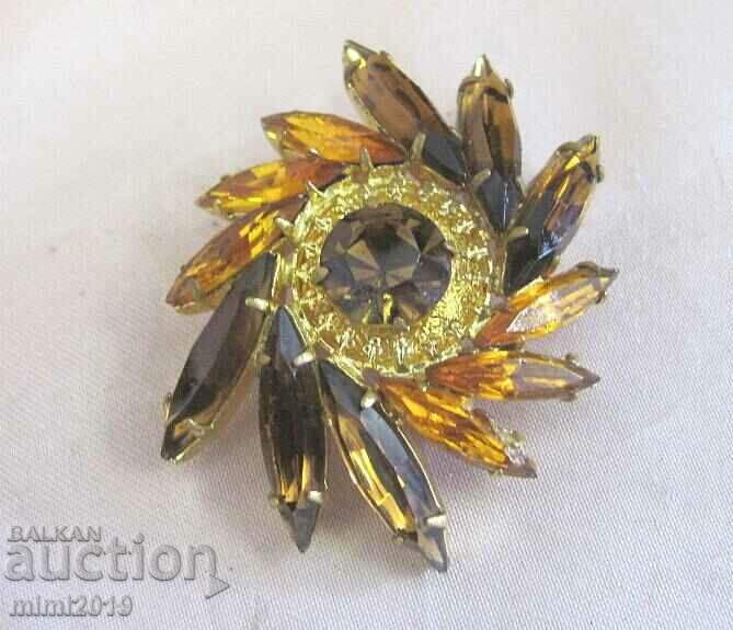 Auction Vintich Women's Beautiful Bohemia Brooch Auction Vintich Women's Beautiful Bohemia Brooch
