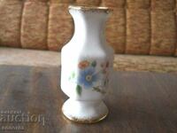 small porcelain vase (China)