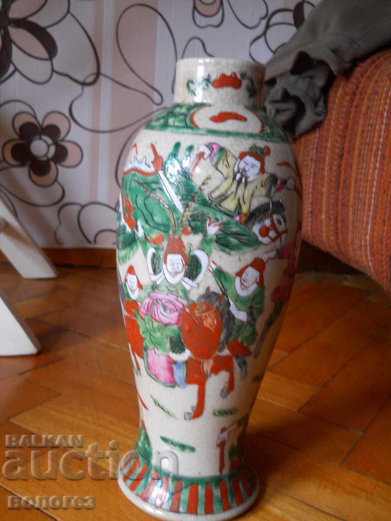 старинна порцеланова ваза с изобразени бойни сцени (Китай)