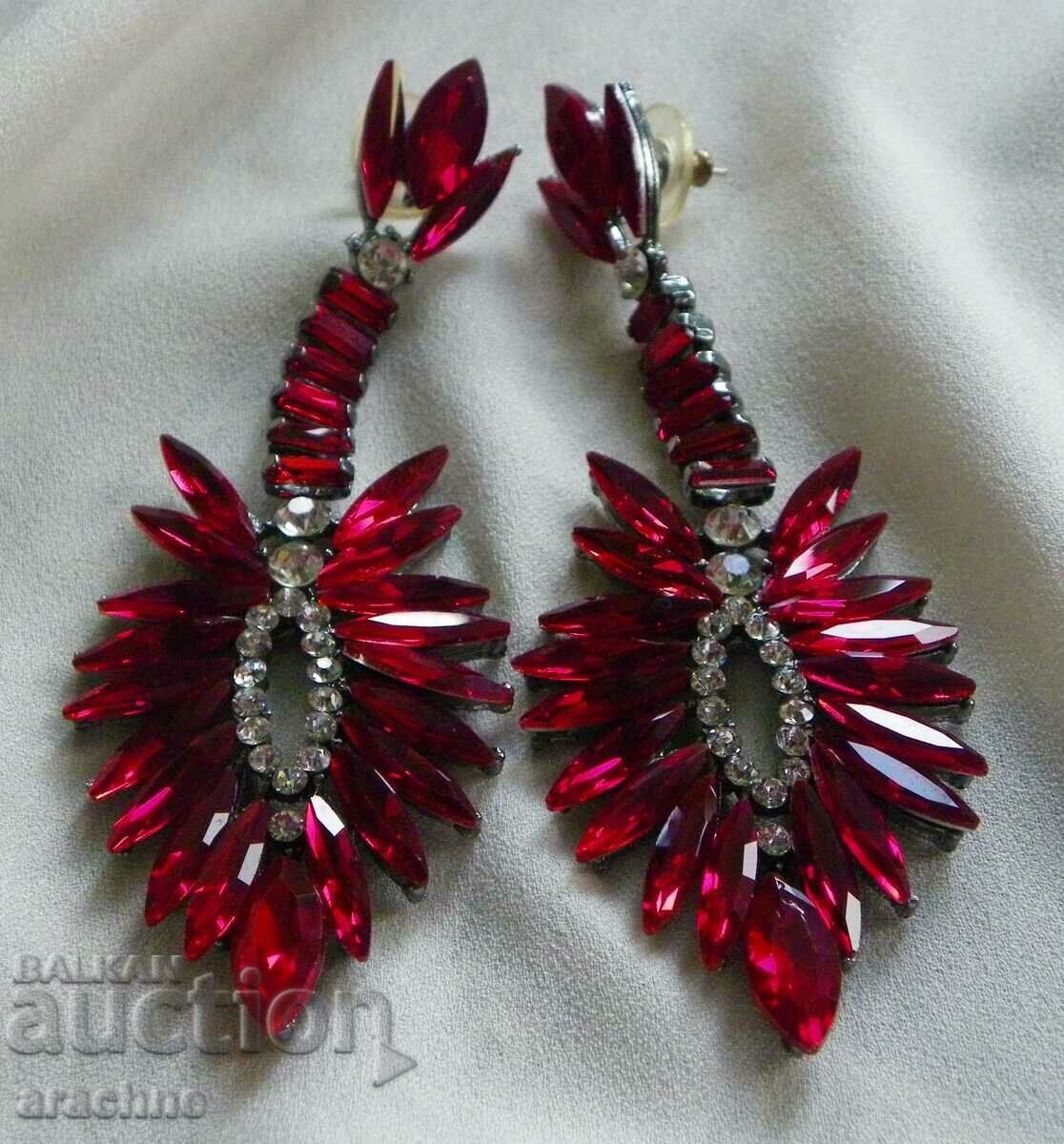 Cercei de cabaret minunați cu preț 35.00 BGN | € 17.90 Cercei de cabaret minunați cu preț 35.00 BGN | € 17.90