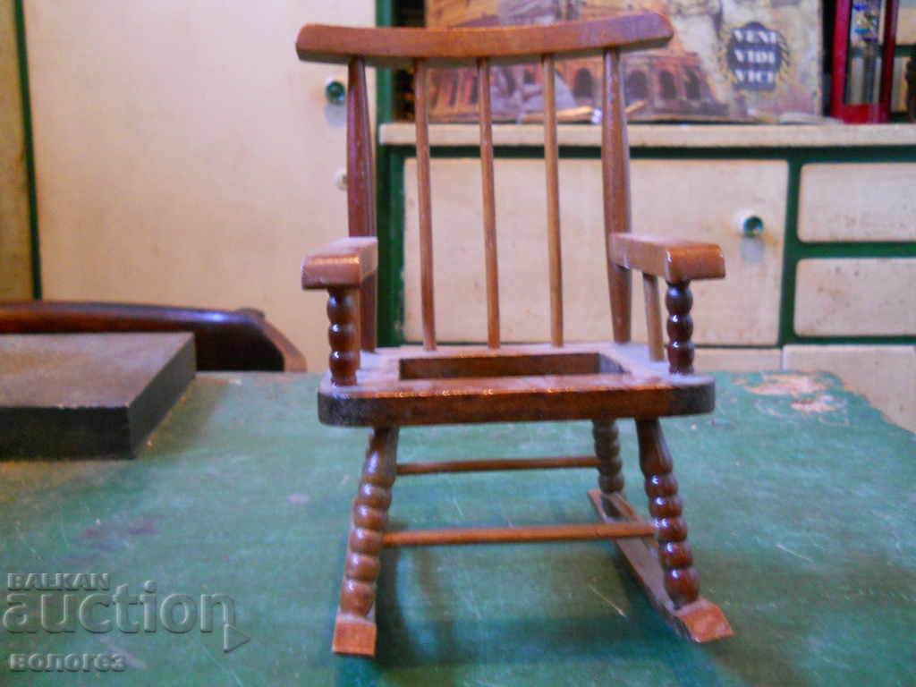 стара дървена детска играчка - люлеещ се стол
