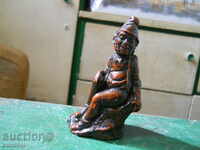 o figurină veche din lemn - un gnom