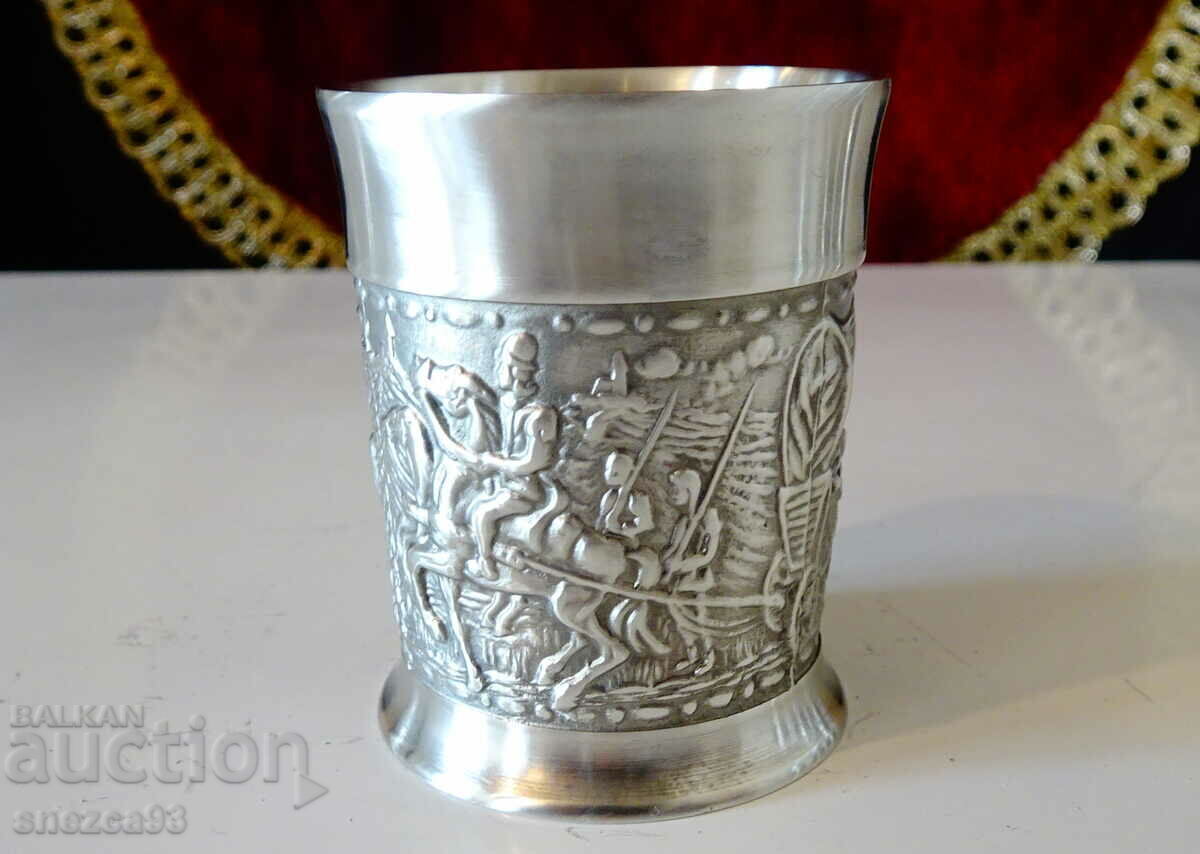 Ceașcă de cositor pentru rachiu, Călăreți, Cavaleri cu preț 25.00 BGN | € 12.78 Ceașcă de cositor pentru rachiu, Călăreți, Cavaleri cu preț 25.00 BGN | € 12.78