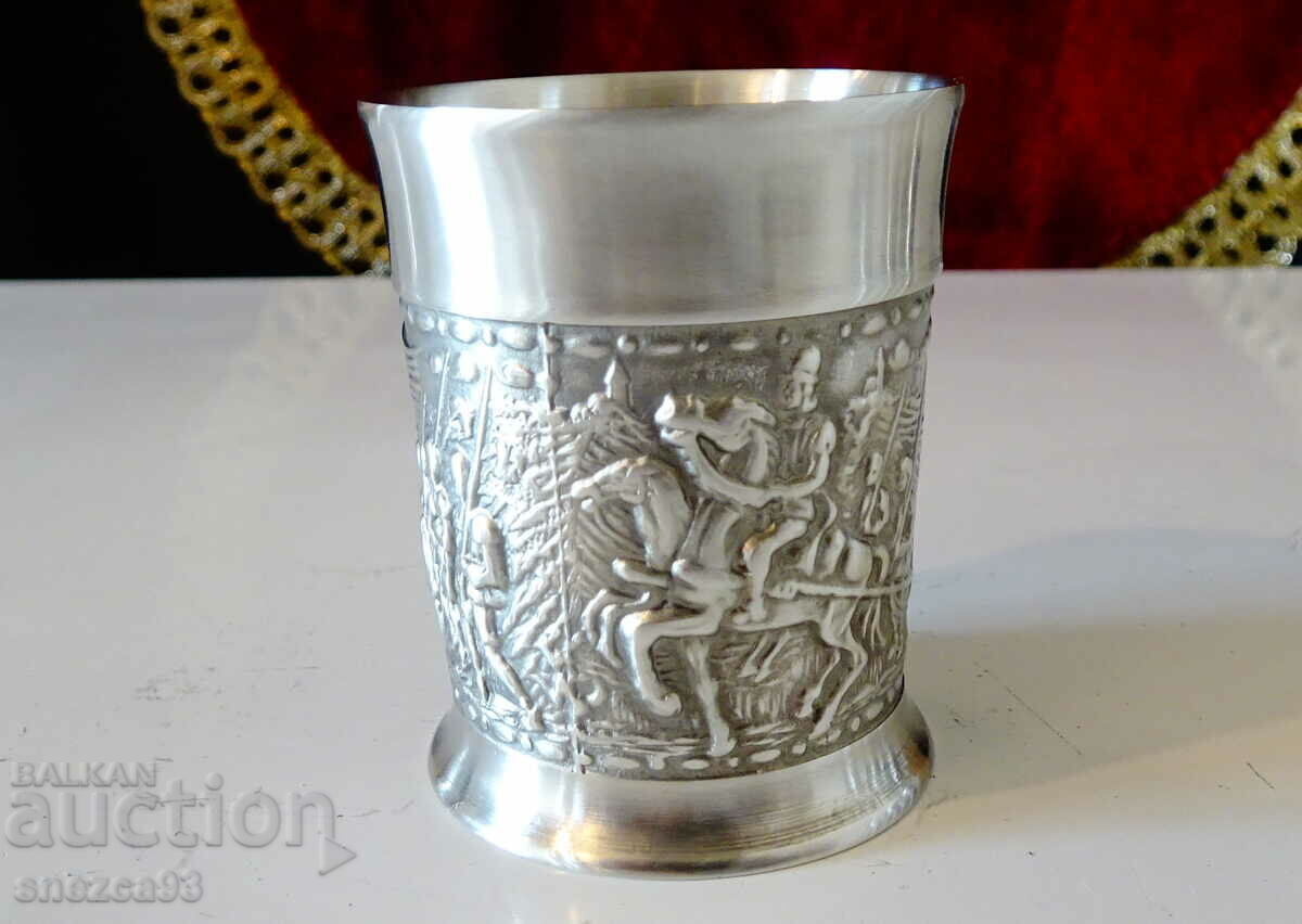 Ceașcă de cositor pentru rachiu, Călăreți, Cavaleri Ceașcă de cositor pentru rachiu, Călăreți, Cavaleri