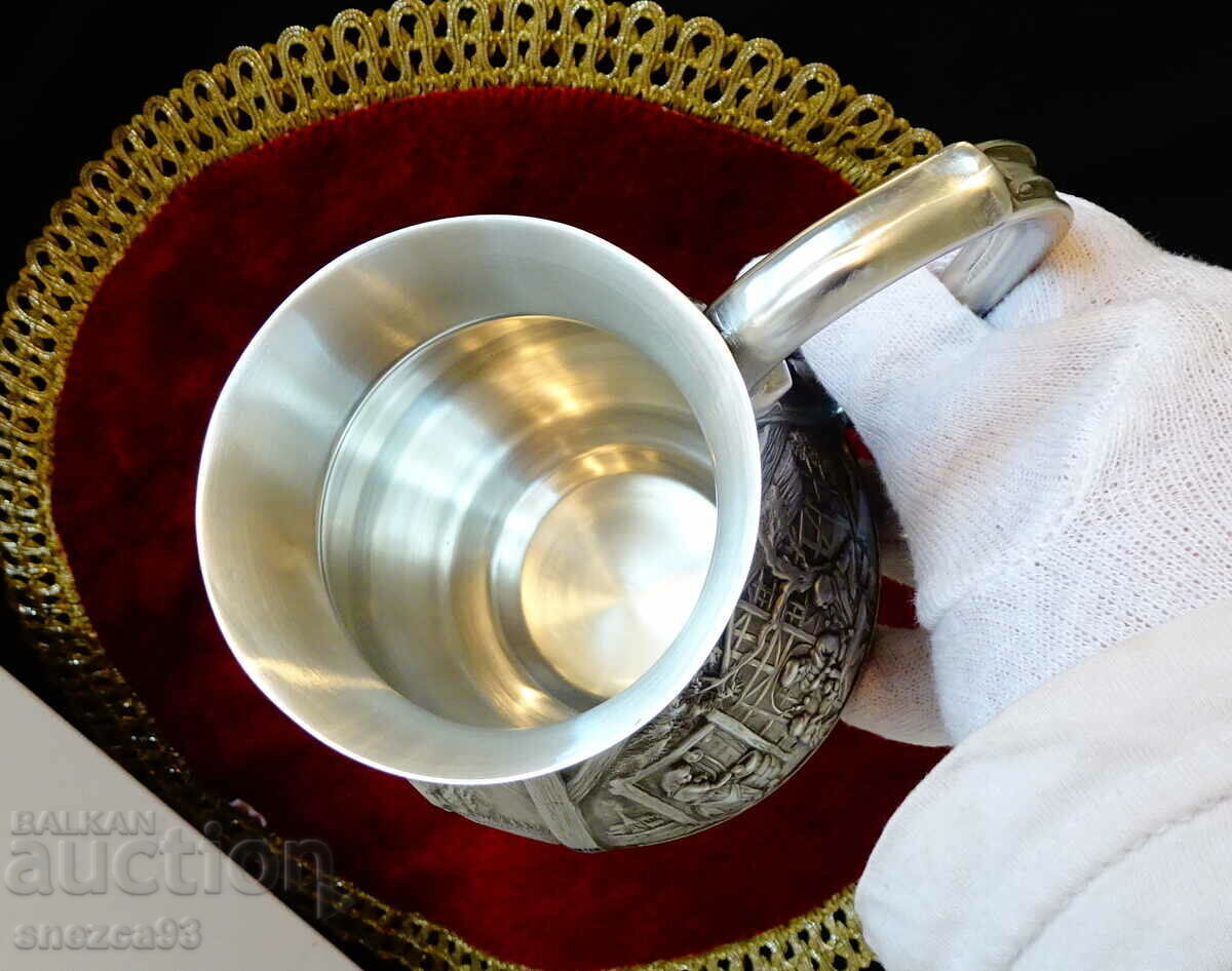 Tin mug with three romantic relief paintings. - 6