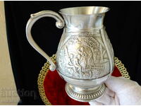 Cana din tablă cu trei picturi romantice în relief.