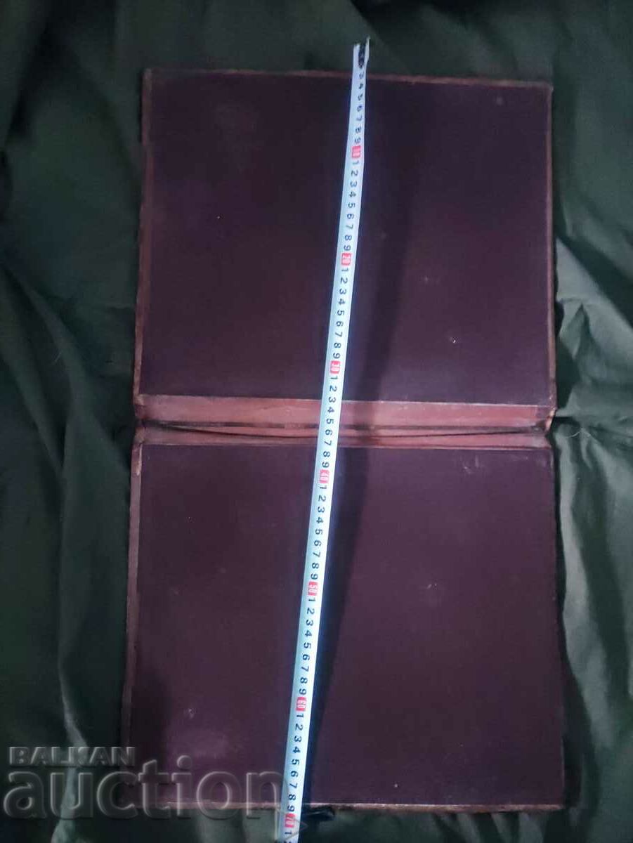 Delivery of I am selling a leather folder 1300 years Bulgaria