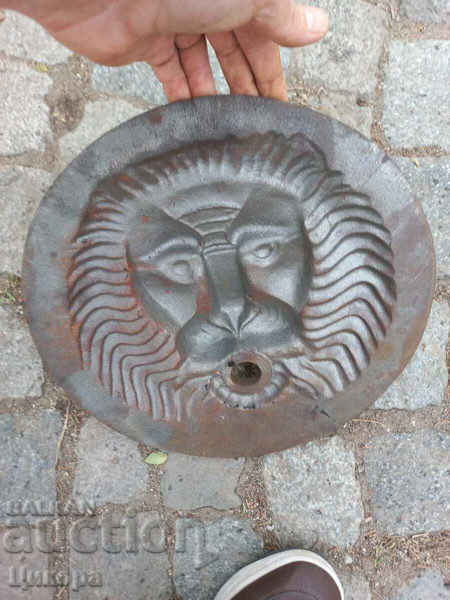 CAST IRON FOUNTAIN CAST IRON LION - 5 CAST IRON FOUNTAIN CAST IRON LION - 5