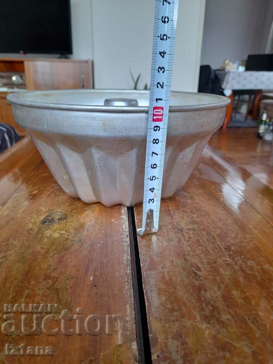 Old aluminum cake pan with price 37.00 BGN | € 18.92 Old aluminum cake pan with price 37.00 BGN | € 18.92
