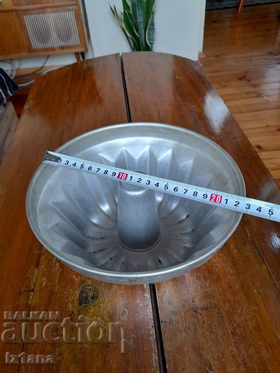 Auction Old aluminum cake pan Auction Old aluminum cake pan